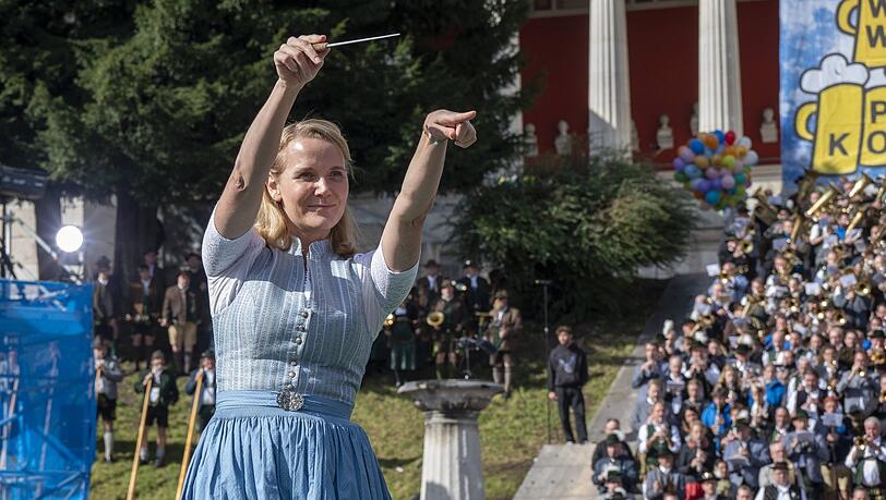 KVR-Chefin Hanna Sammüller dirigiert auf der Wiesn. Als es um die Aufarbeitung des Wiesn-Chaos geht, überlässt sie die Bühne dann lieber Fest-Chef Christian Scharpf. KVR-Chefin Hanna Sammüller dirigiert auf der Wiesn. Als es um die Aufarbeitung des Wiesn-Chaos geht, überlässt sie die Bühne dann lieber Fest-Chef Christian Scharpf.