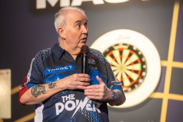 Promi Darts Masters mit Phil Taylor: Wie "Super Mario" Chemnitz anzündete und welches Möbelstück Julia Taubitz wäre - Phil "The Power" Taylor war der Stargast des 1. Promi Dart Masters in Chemnitz.