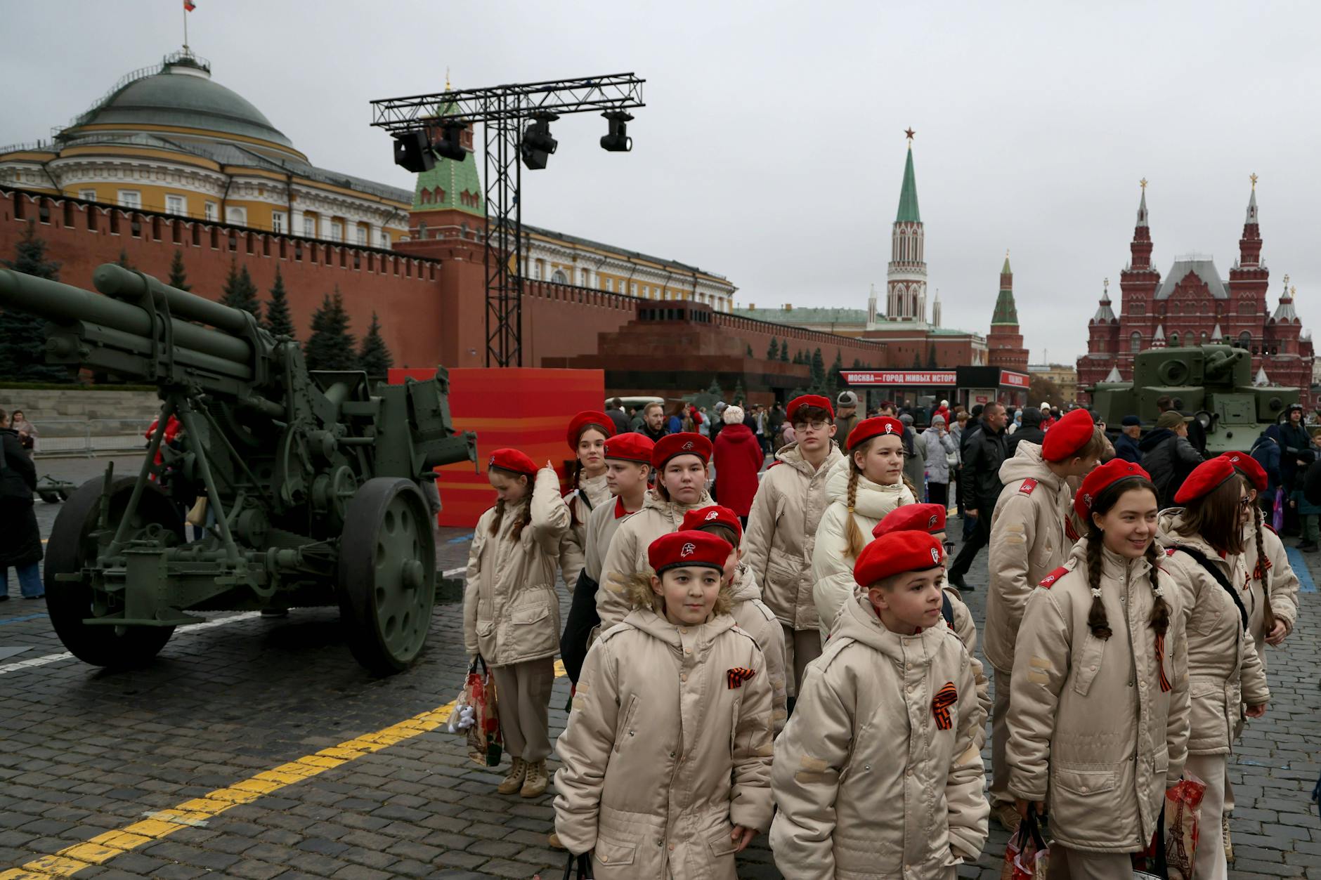 Eine Kriegsausstellung auf dem Roten Platz in Moskau