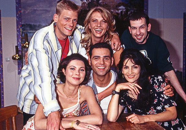 Nicole Belstler-Boettcher (hinten, Mitte) und ihre Kollegen der Vorabendserie "Marienhof".