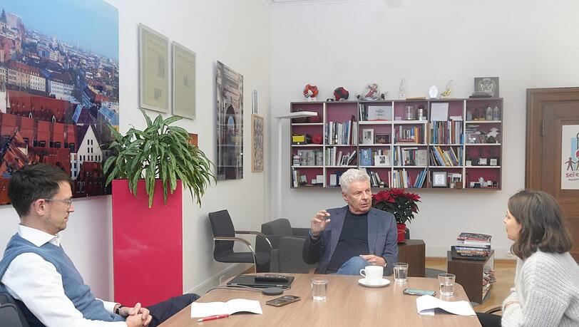 OB Dieter Reiter erklärt Lokalchef Felix Müller (links) und Rathausreporterin Christina Hertel, warum er sich um den Wahlkampf keine großen Sorgen macht.