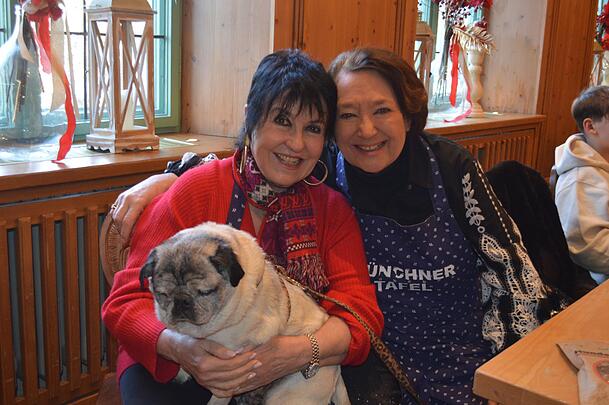 Käfer-Witwe Uschi Ackermann (l.) mit Mops Willy und Opernstar Edda Moser.