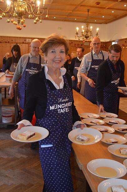 Seit Anbeginn immer dabei: Moderatorin Carolin Reiber ist (auch) fürs Süße zuständig.