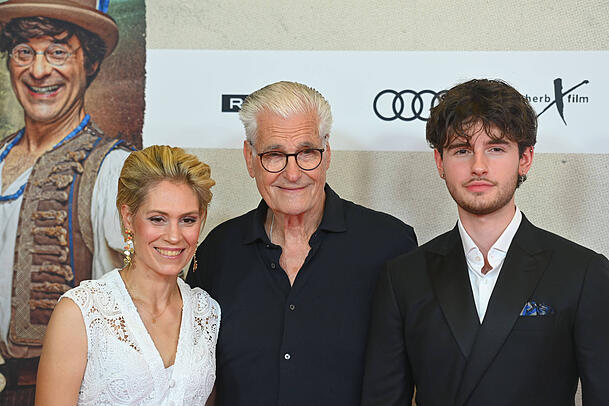 Sky du Mont (Mitte) mit seiner Partnerin Julia Schütze und seinem Sohn Fayn.