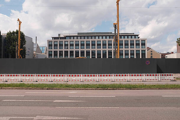 Im Hintergrund das fertige „Karl“ von Apple, im Vordergrund die Baustelle für die Erweiterung an der Seidlstraße.