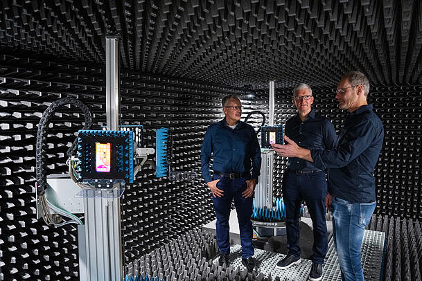 2022 im September war der Apple-Chef Tim Cook (Mitte) am Standort an der Karlstraße zu Besuch.