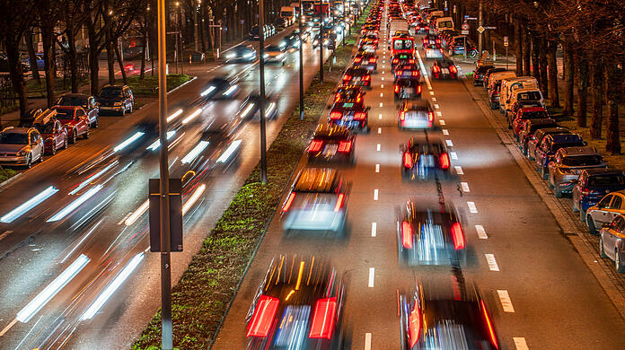 Dichter Verkehr abends auf der Landshuter Allee in München. (Archivbild)