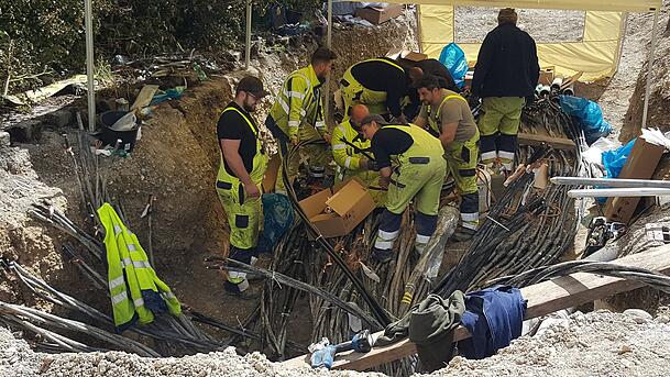Sicherheitskräfte reparieren im Mai 2021 in München nahe des Ostbahnhofs einen Kabelschacht, der zuvor in Brand gesetzt wurde und 20.000 Haushalte und Betriebe vom Stromnetz trennte.