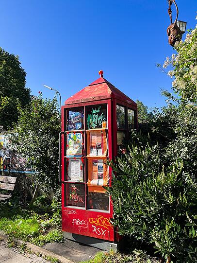 Eine beliebte Tauschbörse ist die rote Büchertelefonzelle nahe Kolumbusplatz in Untergiesing.
