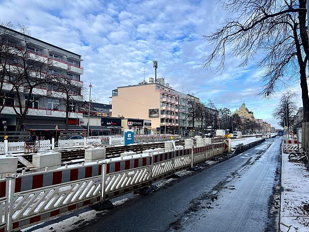 Auf der Großbaustelle in der Fürstenrieder Straße geht es während des Baus für die Tram-Westtangente sehr beengt zu.