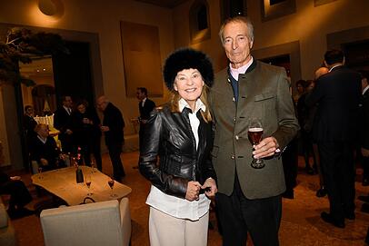 Auch traditionell beim Karpfenessen im Bayerischen Hof dabei: Lodenfrey-Chef Ralph-Michael Nagel und Frau Sabine.