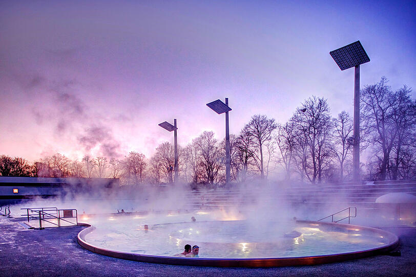Das Dante-Winter-Warmfreibad ist eine Besonderheit in der Münchner Bäderlandschaft.