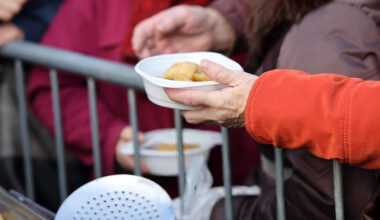 Unwetter-Absage wird zur Hilfsaktion: Warmes Essen für Bedürftige in München