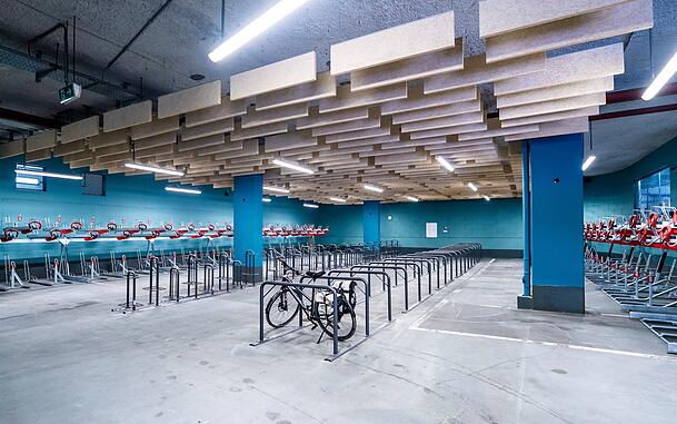 Das Fahrrad-Parkhaus ist kostenfrei nutzbar, 24 Stunden geöffnet und videoüberwacht.