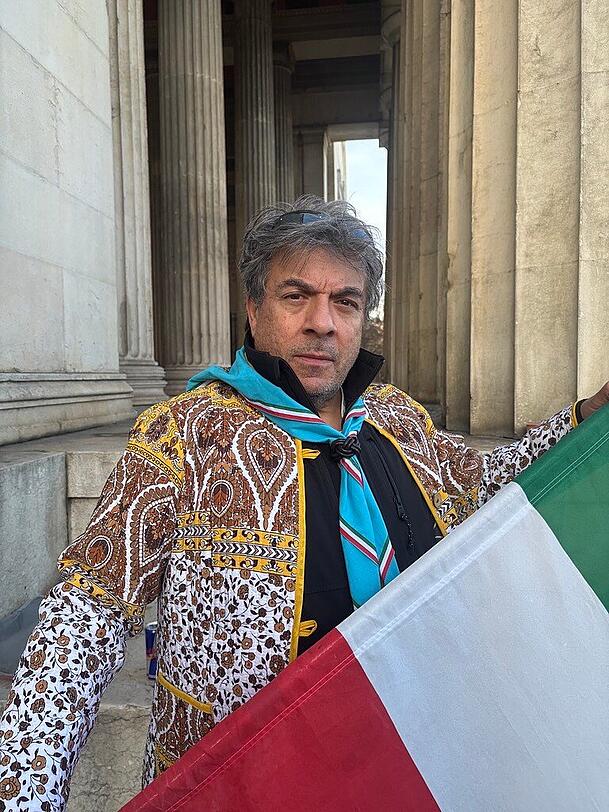 Majid Mahimi (60), Mitorganisator der Demo: "Jetzt ist die Zeit, dass das Regime der Islamischen Republik endlich vernichtet wird." Majid Mahimi (60), Mitorganisator der Demo: "Jetzt ist die Zeit, dass das Regime der Islamischen Republik endlich vernichtet wird."