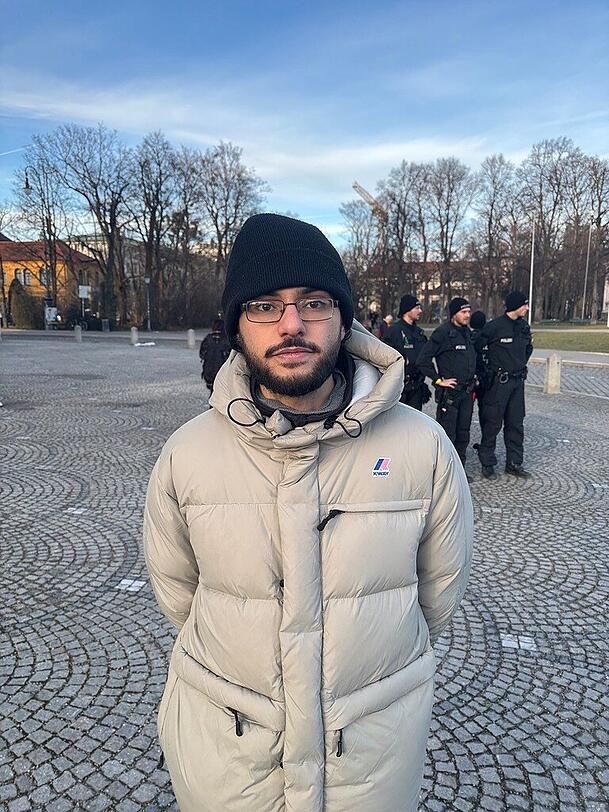 Houman Rebeie Eshtehardi (26), Student: "Die Lage ist brenzlig, die Regierung tötet unzählige Menschen. " Houman Rebeie Eshtehardi (26), Student: "Die Lage ist brenzlig, die Regierung tötet unzählige Menschen. "