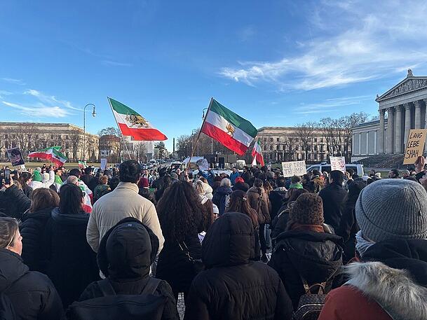 Flaggen, Plakate und viele Sprechchöre: Am Mittwoch demonstrierten die Unterstützer der Iranischen Proteste am Königsplatz in München. Flaggen, Plakate und viele Sprechchöre: Am Mittwoch demonstrierten die Unterstützer der Iranischen Proteste am Königsplatz in München.
