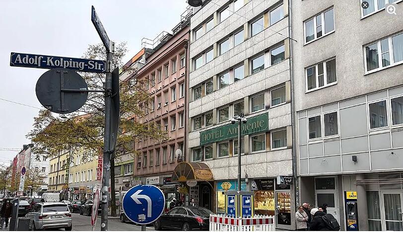 An der Kreuzung Schiller- und Adolf-Kolping-Straße steht seit November einer von zwei Kamera-Überwachungstürmen. Clemens Baumgärtner (CSU) will mehr davon an Brennpunkten in München. An der Kreuzung Schiller- und Adolf-Kolping-Straße steht seit November einer von zwei Kamera-Überwachungstürmen. Clemens Baumgärtner (CSU) will mehr davon an Brennpunkten in München.
