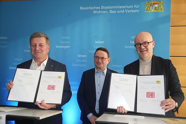 Verkehrsminister Christian Bernreiter (v.l.), Staatssekretär im Bundesverkehrsministerium Ulrich Lange und der Bahn-Chef Bayerns, Heiko Büttner bei der Vertragsunterzeichnung im Bayerischen Verkehrsministerium am Montagnachmittag (19.1.2026). Verkehrsminister Christian Bernreiter (v.l.), Staatssekretär im Bundesverkehrsministerium Ulrich Lange und der Bahn-Chef Bayerns, Heiko Büttner bei der Vertragsunterzeichnung im Bayerischen Verkehrsministerium am Montagnachmittag (19.1.2026).