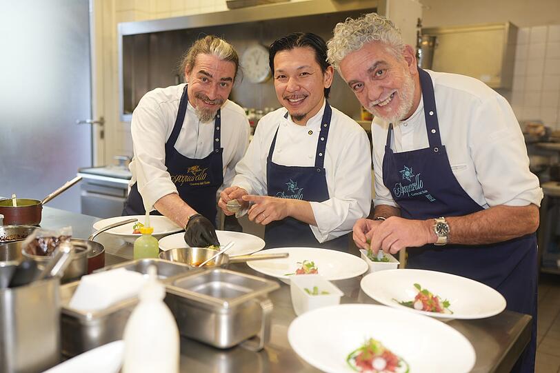 Mario Gamba (v.l.) bereitet zusammen mit seinem Küchenchef Shinichi Isondo und Sous-Chef Jan Rubbenstroht den ersten Gang seines Business-Lunch vor – Spaghetto vom Thunfisch mit Kefir Sauce.