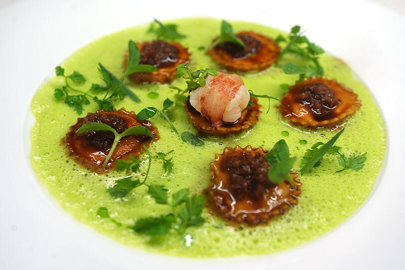 Italienische Küche auf höchstem Niveau: Kalbskopf-Panzerotti mit bretonischem Hummer, Haselnüssen und Kopfsalat-Soße waren Teil des "Business Lunch".