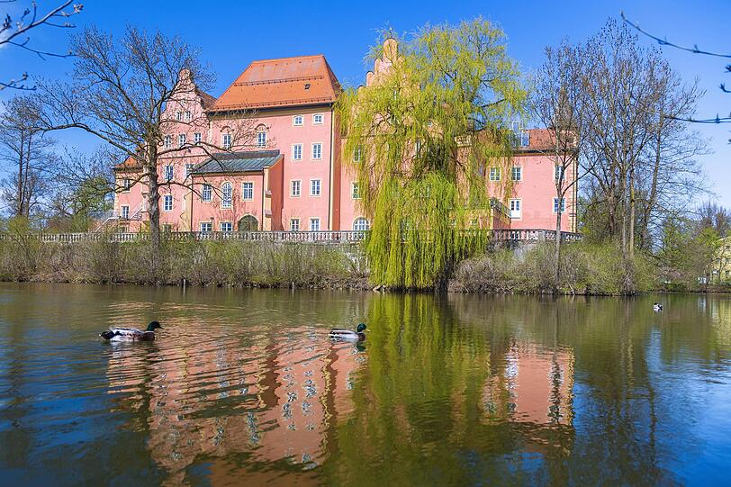 Das Wasserschloss von Taufkirchen vom Wasser aus gesehen. Das Wasserschloss von Taufkirchen vom Wasser aus gesehen.