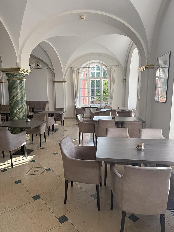 Ein Blick in den Fuggersaal mit den Bögen und Säulen. Ein Blick in den Fuggersaal mit den Bögen und Säulen.