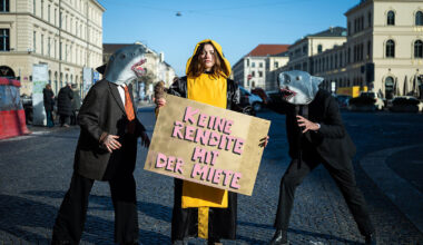 Hai-Alarm für das Münchner Kindl: Kreativer Protest gegen Miet-Wahnsinn in München