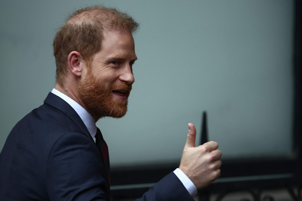 Daumen hoch auf dem Weg ins Gerichtsgebäude! Laut Prinz Harrys Anwalt hätten die Zeitungen zwei Jahrzehnte lang „eindeutig, systematisch und nachhaltig unrechtmäßige Informationsbeschaffung“ betrieben