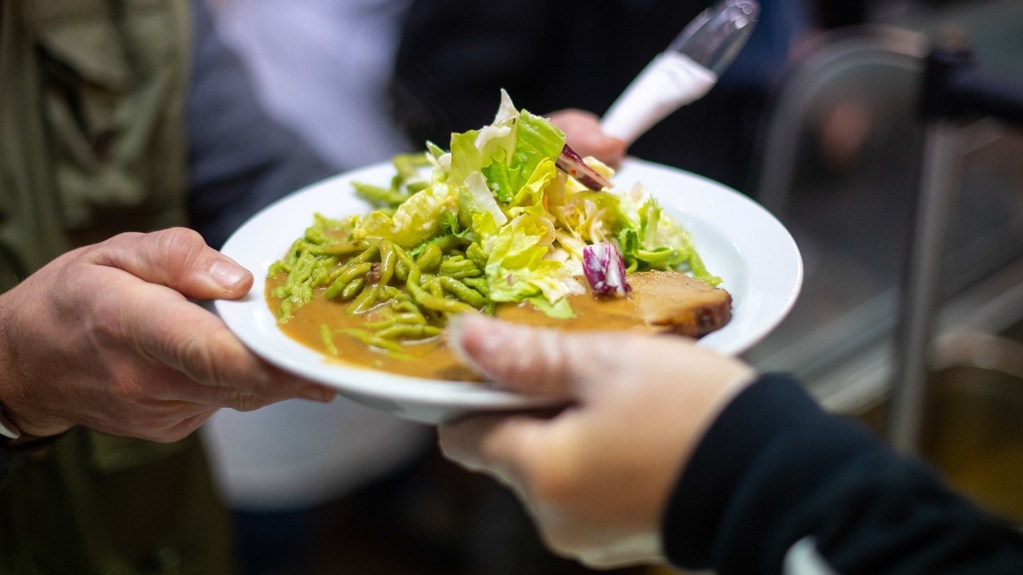 Vesperkirche in Karlsruhe beginnt: Essen, Tierarzt und Friseur