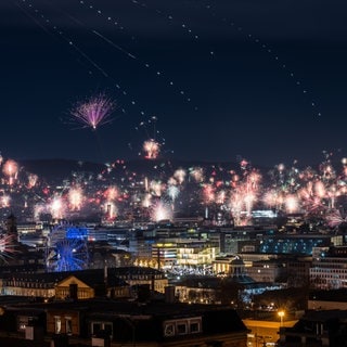 Wie hier in Stuttgart haben überall im Land die Menschen mit Feuerwerk das neue Jahr 2026 begrüßt.