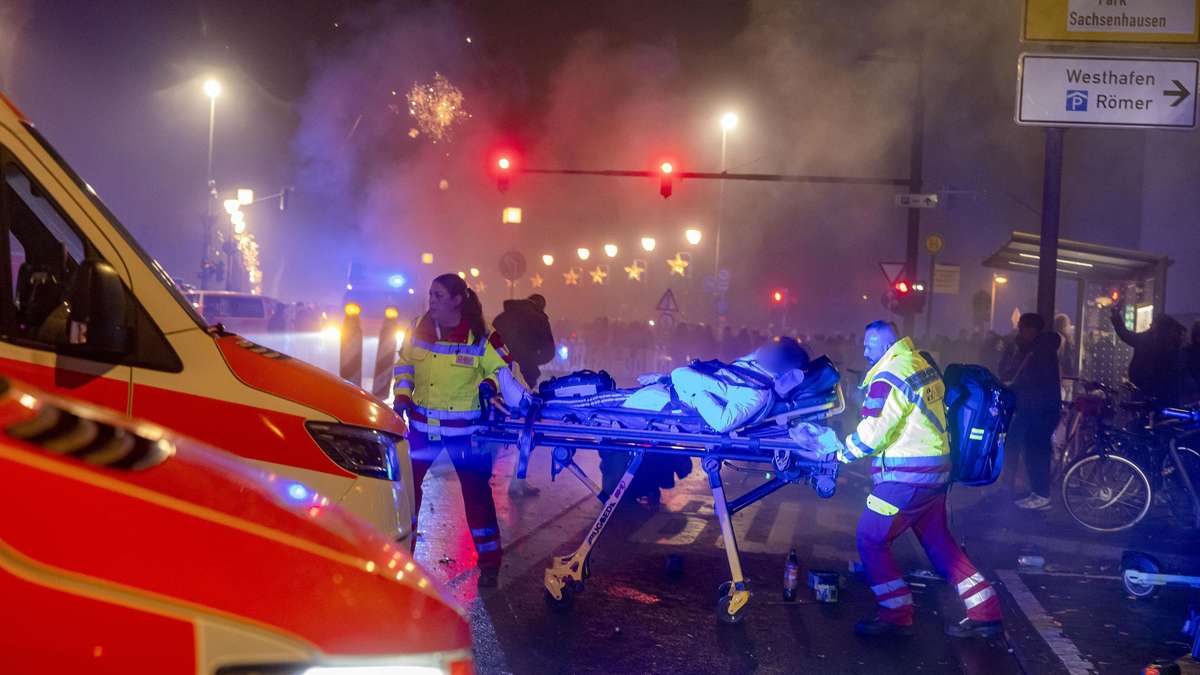 Über 550 Einsätze an Silvester in Frankfurt: Rettungskräfte mit Feuerwerk beschossen