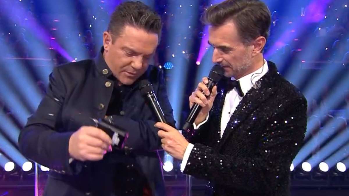 Stefan Mross verfängt sich live beim „Silvester-Schlagerbooom“