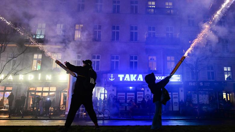 Zwei Menschen zünden am Kottbusser Tor während der Silvesternacht am 31.12.2025 Feuerwerk aus der Hand. (Quelle: dpa-Bildfunk/Sebastian Gollnow)