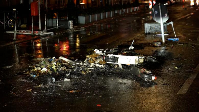 In der Silvesternacht 2025/2026 wurden in Berlin-Moabit E-Scooter zerstört. (Bild: NonstopNews)