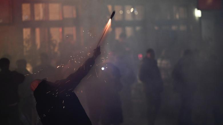 Ein Mann zündet während der Silvesternacht am 31.12.2025 eine Rakete. (Quelle: dpa-Bildfunk/Sebastian Gollnow)