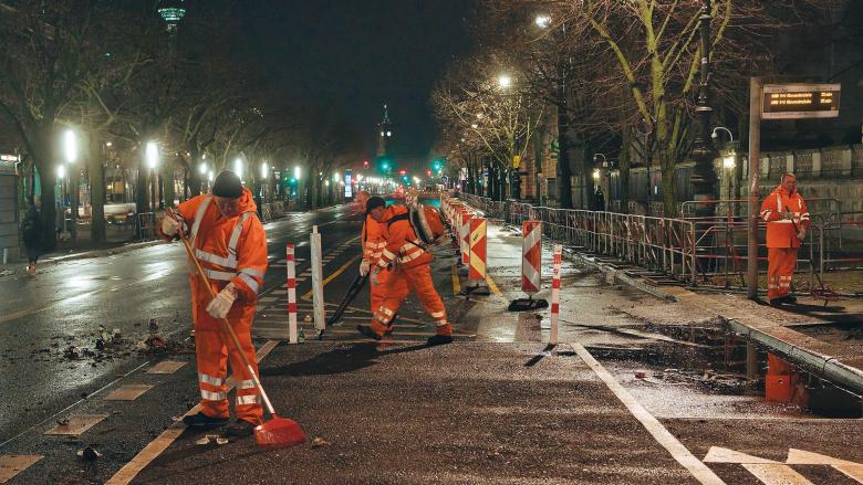Am Morgen nach Silvester säubern Mitarbeiter der BSR die Straße Unter den Linden. (Quelle: dpa-Bildfunk/Paul Zinken)