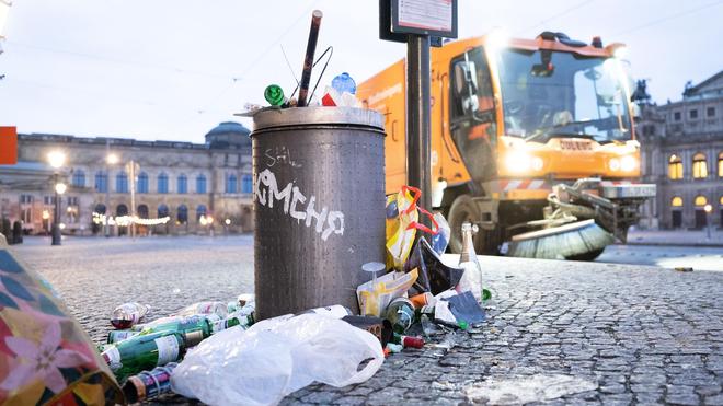 Dresden: Die Stadtreinigung hatte mehrere Kehrmaschinen im Einsatz.