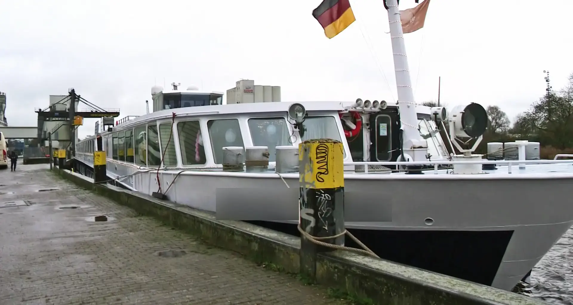 Schiff touchiert Huntebrücke bei Elsfleth - Bahnverkehr betroffen
