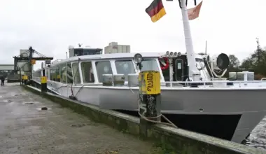 Schiff touchiert Huntebrücke bei Elsfleth - Bahnverkehr betroffen