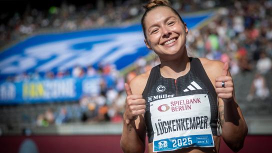 Gina Lückenkemper mit Daumen hoch beim ISTAF Gina Lückenkemper mit Daumen hoch beim ISTAF