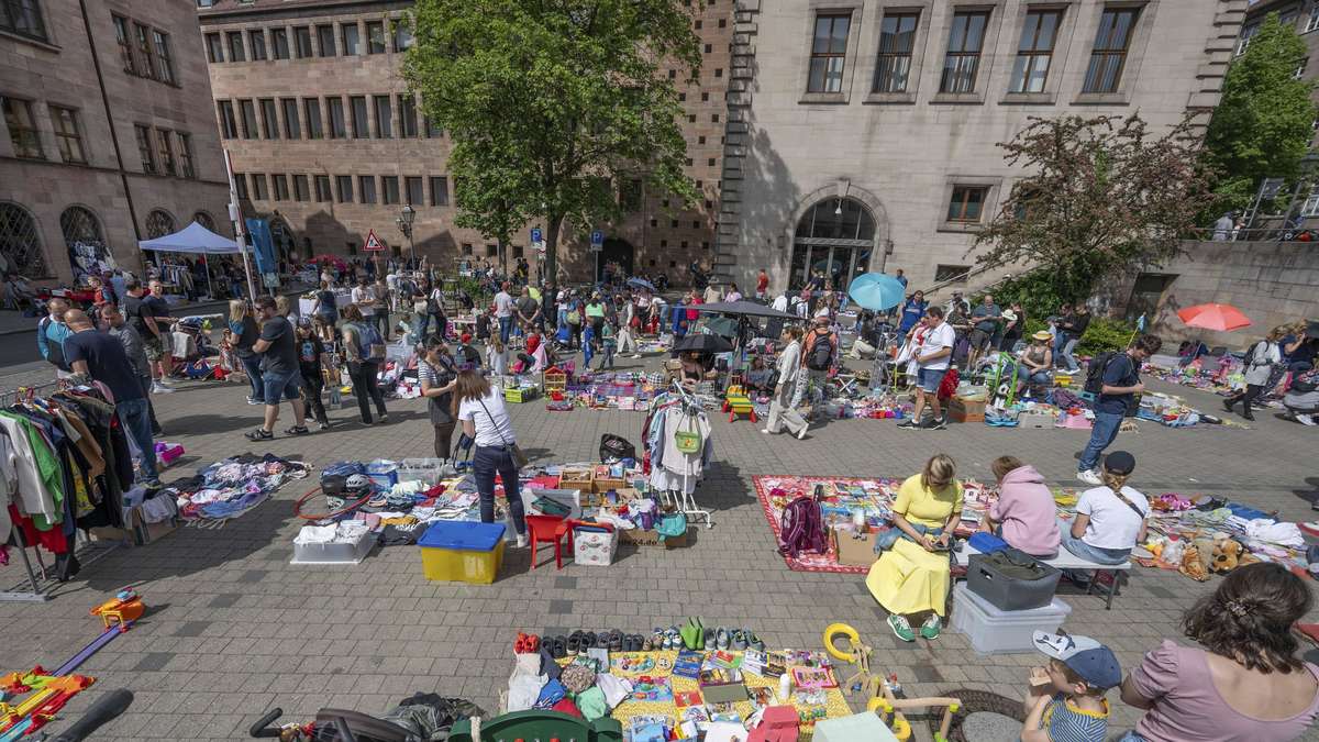 „Größter Innenstadtflohmarkt Deutschlands“ in historischer Altstadt Bayerns