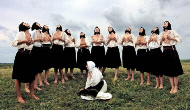 Brustmassagen, Tattoo-Bögen und politische Malerei auf Teppichen - rbb24.de