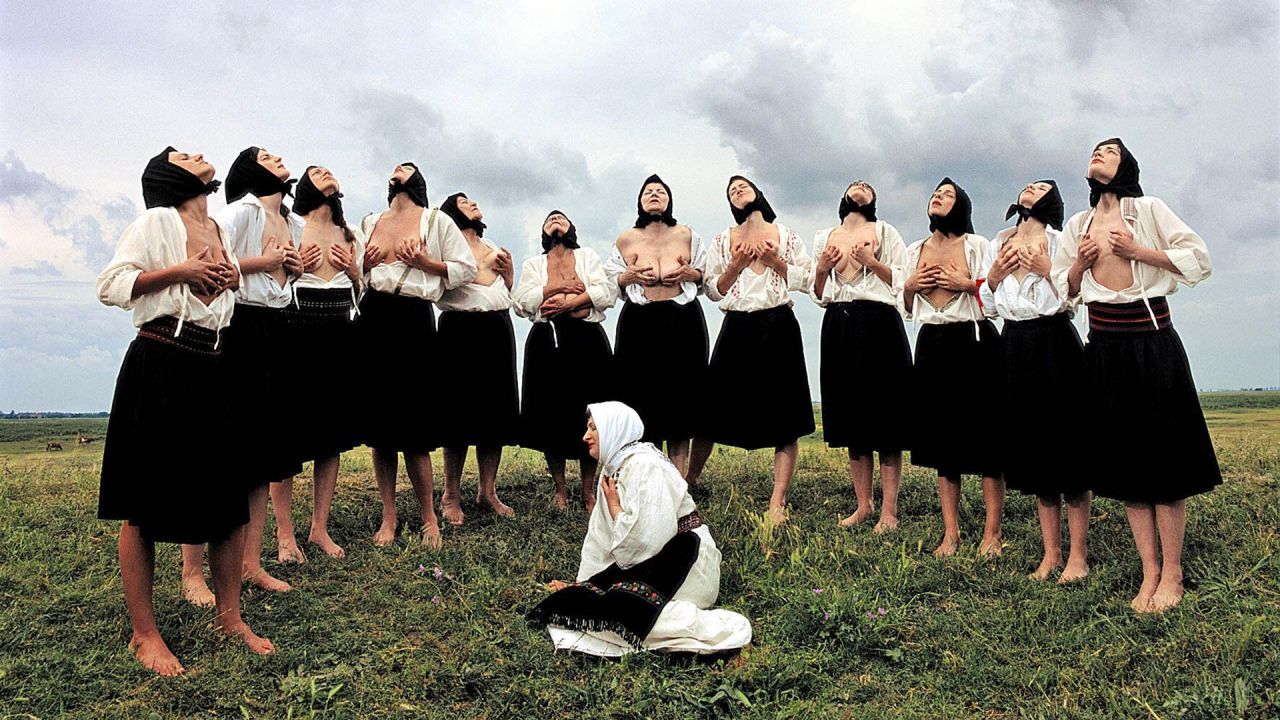 Brustmassagen, Tattoo-Bögen und politische Malerei auf Teppichen - rbb24.de