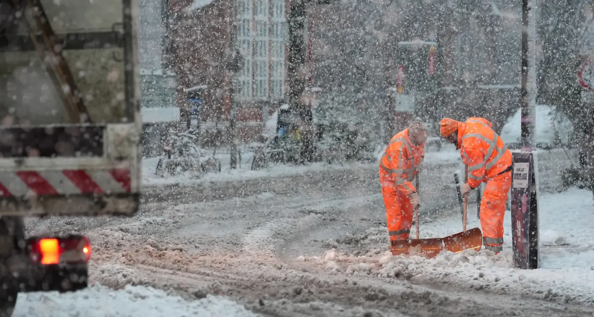 Winterdienst wegen Schnee und Glätte in Hamburg im Einsatz