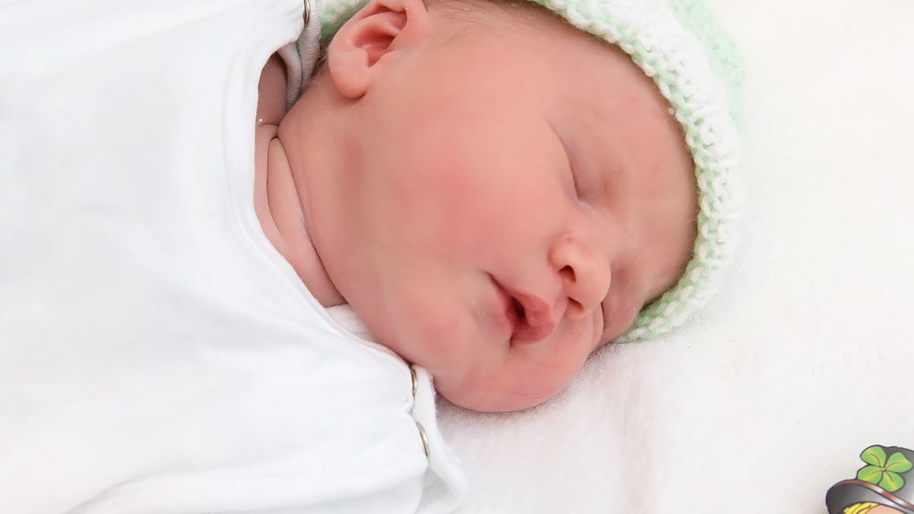 Selbst gemacht: Selbstgestrickte Socken, eine Mütze sowie ein Kirschkernkissen gab es für Emilio.