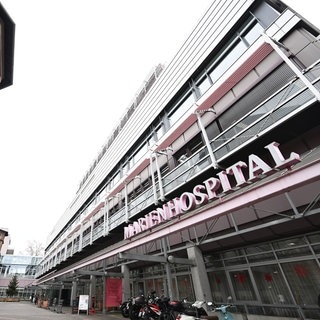 Außenaufnahme des Marienhospitals in Stuttgart. Dort soll aktuell der französische Fußballspieler Tahirys Dos Santos vom Ligue 1-Club FC Metz behandelt werden - er soll sich beim Brand in Crans Montana verletzt haben.