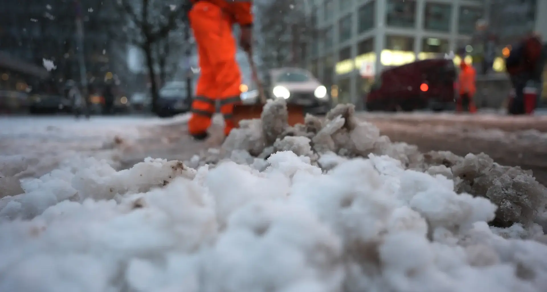 Eis und Schnee sorgen weiter für glatte Straßen in Hamburg