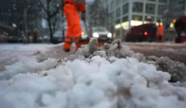 Eis und Schnee sorgen weiter für glatte Straßen in Hamburg
