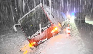 Glätte in SH: Linienbus rutscht bei Elmshorn in den Graben